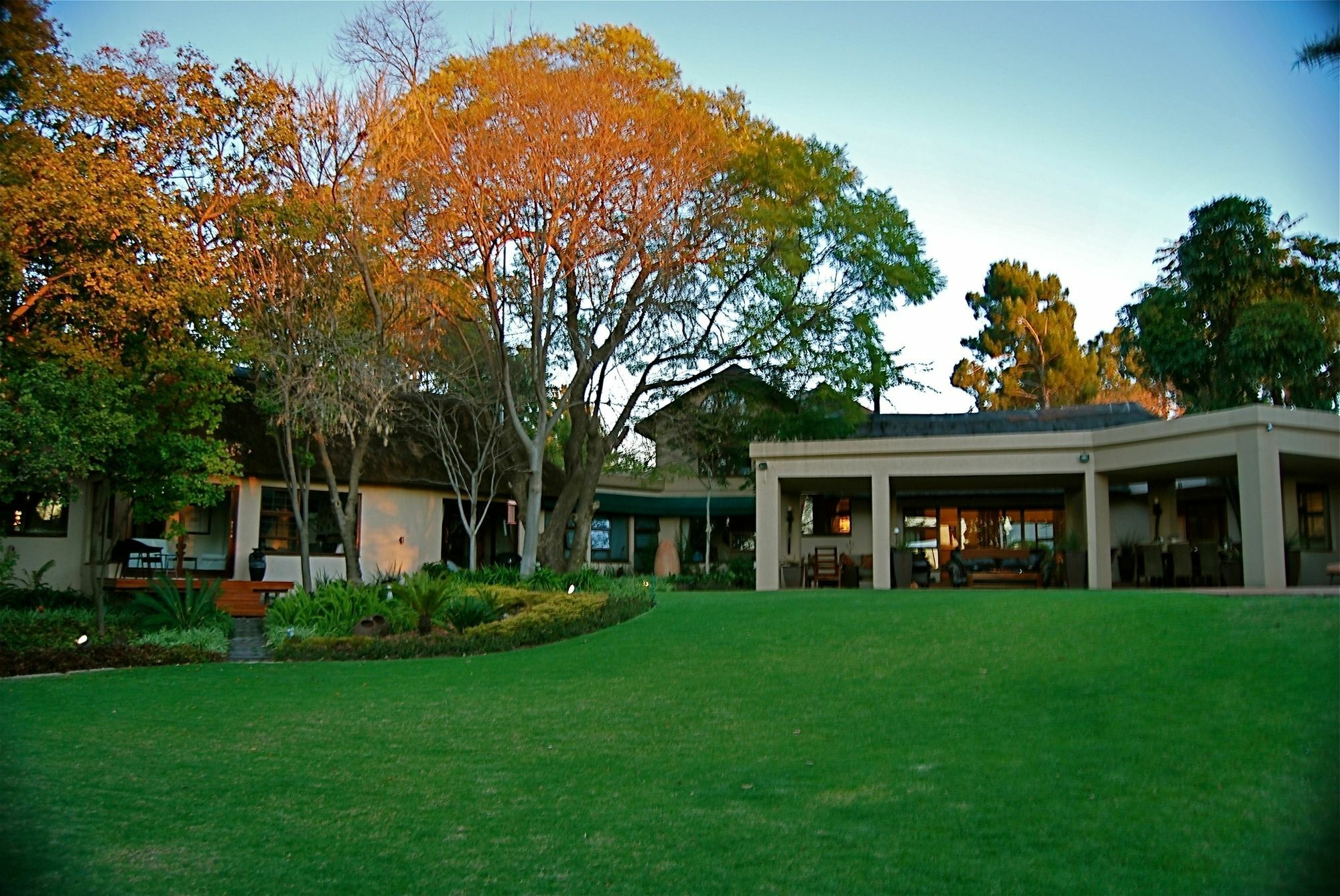 Lourie Lodge Sandton Bagian luar foto